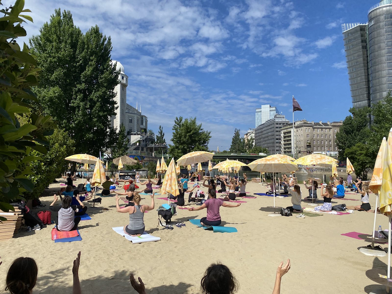 Yoga am Strand Wien